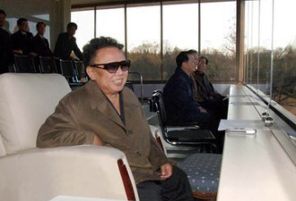 朝鲜媒体公开金正日观看足球赛的照片