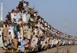 非常壮观：看巴基斯坦人如何挤火车返乡