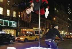美国女子三轮车上跳钢管舞 引交通堵塞