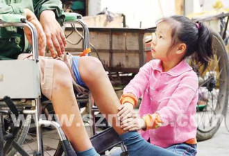 感动:六岁女孩拾荒养家 照顾瘫痪爸爸