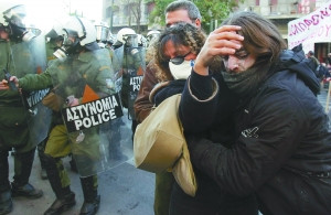 希腊少年被警察射杀引发骚乱致全国学校关闭