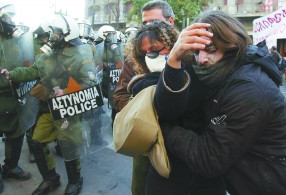 希腊少年被警察射杀引发骚乱学校关闭