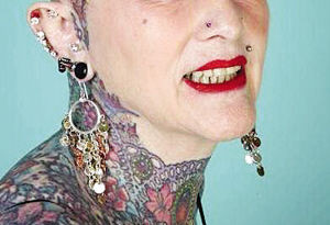 世界上纹身最多的女人：每寸皮肤都有