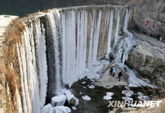 山东枣庄市因强风降温出现冰瀑布景观