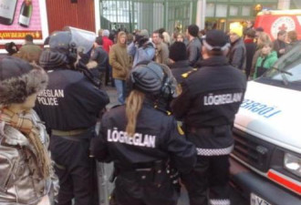 冰岛面临破产 示威者追打总理殴斗警察