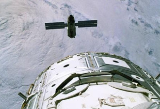 震撼照：漂浮在地球之上的国际空间站