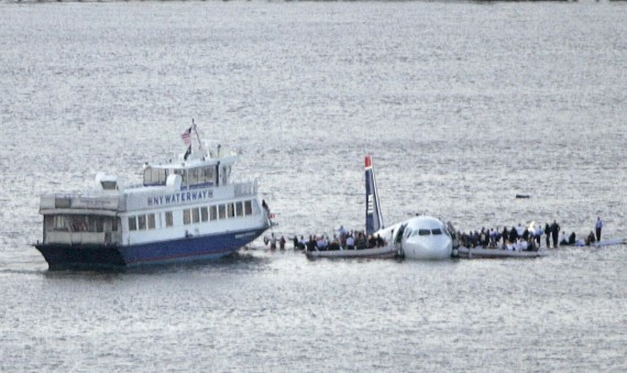 美国客机掉落河中1