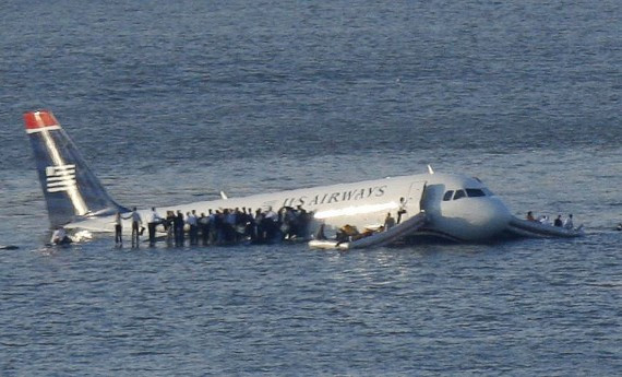 美国客机掉落河中3
