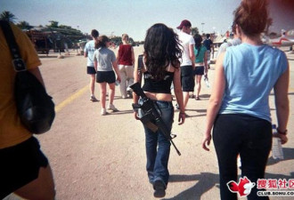 网友实拍：以色列美女逛街都得挎着枪