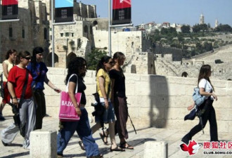网友实拍：以色列美女逛街都得挎着枪
