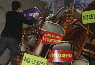 韩国政治风波:在野党发动突袭占领国会
