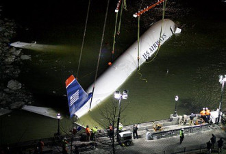 迫降纽约哈得孙河：美客机被打捞出水
