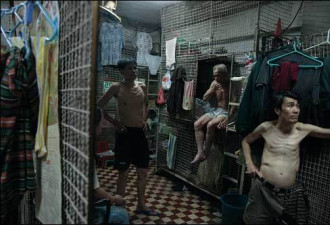 繁华下的丑陋：实拍香港贫民窟“笼屋”