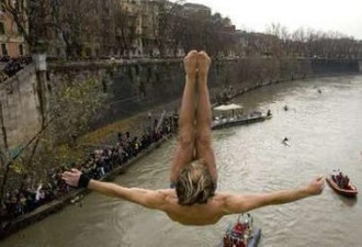 庆新年：意大利人裸体跳河 英国大游行