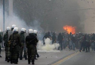 希腊骚乱持续两周后恶化:街头火光冲天