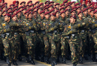 印度国庆举行阅兵仪式 展示先进武器