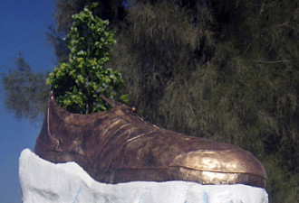 巴格达竖青铜鞋像雕塑 向掷鞋记者致敬