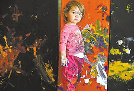 澳洲两岁女童乱涂鸦 评论家当抽象名画