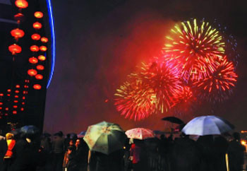 广州春节焰火晚会在细雨中如期举行(组图)