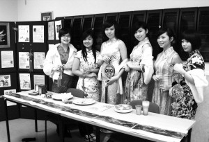 中国女留学生校园卖饺子 受到师生热捧