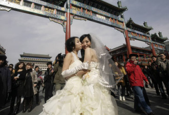 同性恋们在京城马路上发动“结婚”运动