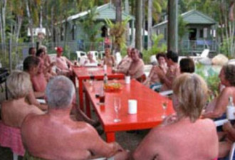 在澳洲误闯“裸体派对” 大家如此相见