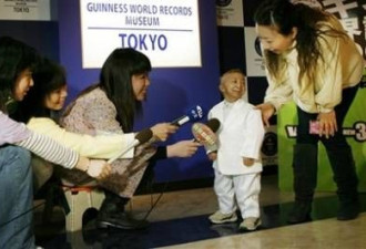 来自中国的&quot;世界最小人&quot;亮相日本东京