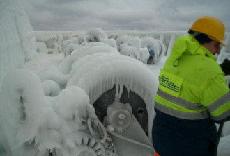 这才叫真冷：看一艘完全被冰冻的船只