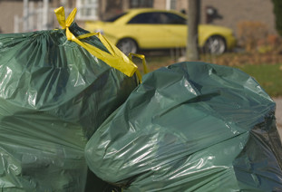 法院裁决惹争议：警察能否翻居民垃圾？