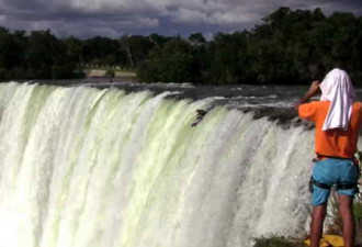 巴西男子跳下38米的瀑布打破世界纪录