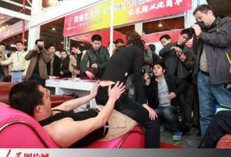 北京成人展 男女工作人员示范性爱动作