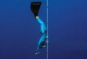 英自由潜水美女下潜96米 刷新世界纪录