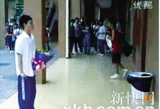 火爆:大学男生冲入女厕所求爱场面壮观(视)