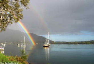 澳大利亚摄影师称拍到六道彩虹的景观