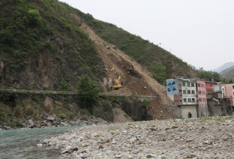 重庆巫溪县出现山体垮塌，致道路被阻