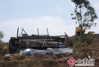 云南高速路翻车事故死亡人数升至20人