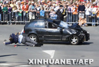 荷兰男子驾车欲袭击女王 撞死5名观众