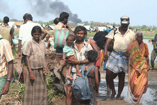 斯里兰卡6万平民逃离内战交火地区(组图)