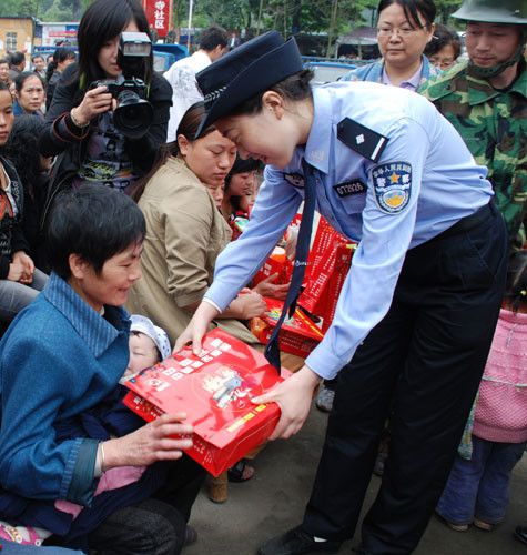 重访最美女警蒋敏：我就是一个小警察(组图)