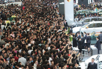 场面惊人：上海国际车展上的人山人海