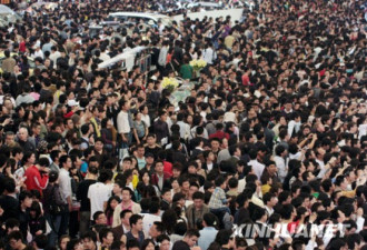 场面惊人：上海国际车展上的人山人海