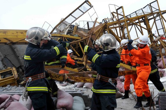 青岛建筑工地起重机坠落致5人死亡(组图)