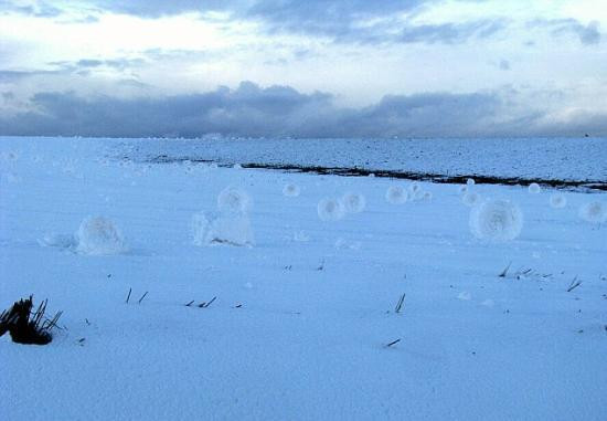 美国男子拍下自然界罕见雪卷奇景(组图)