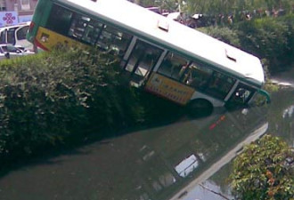 昆明公交车与轿车相撞后坠河11人受伤