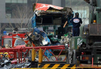 台北起重机坠落砸大陆游览车 致3死3伤
