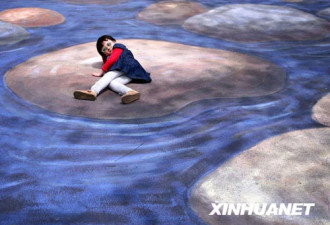 以假乱真：南京现地面彩绘三维立体画