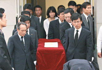 李明博派总理吊唁卢武铉 被轰了回去