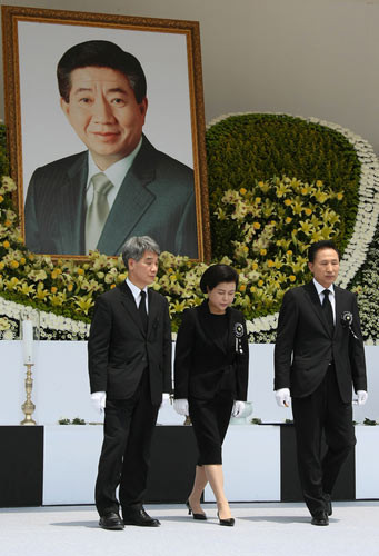 卢武铉遗体告别仪式结束李明博等多名政要出席