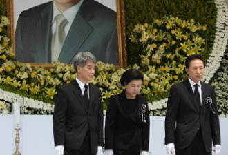卢武铉遗体告别 1万多人首尔广场送行