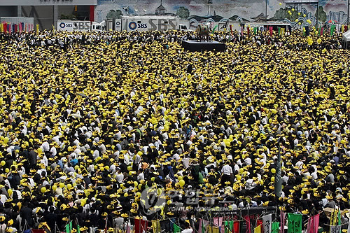 1万多人到首尔广场为卢武铉送行(图)
